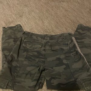 Sanctuary Standard Surplus Green Camouflage Ankle Cargo Pants Women's Size 25